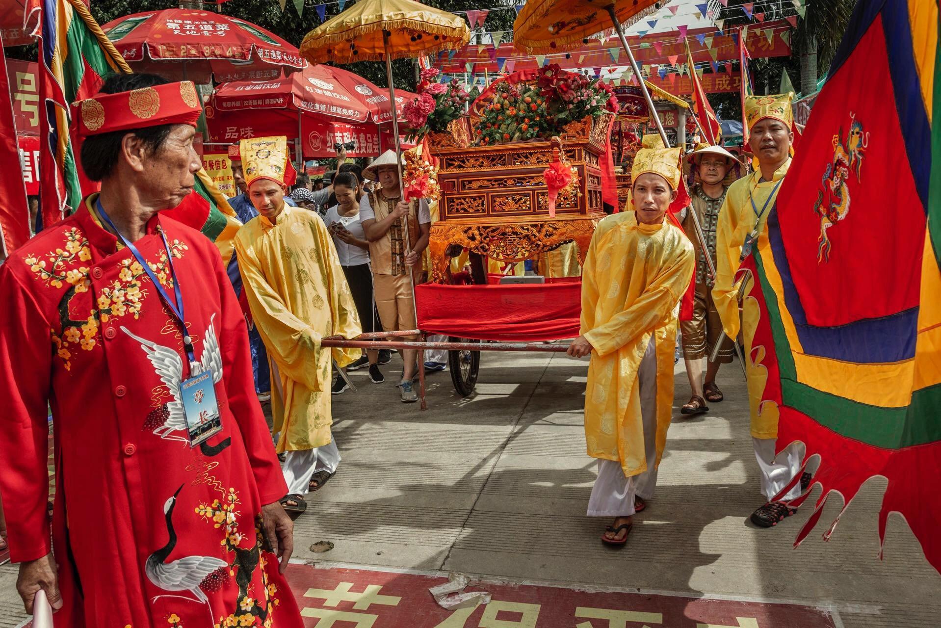 广西不止有山水还有海祭 防城港的京族渔民正在举行"哈节"，这是中国唯一的海洋民族