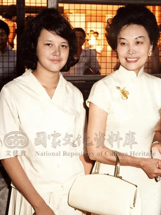 70年代，陈香梅与女儿，留下了这一张满是温情的合影。镜头之中，母女二人并肩而立，