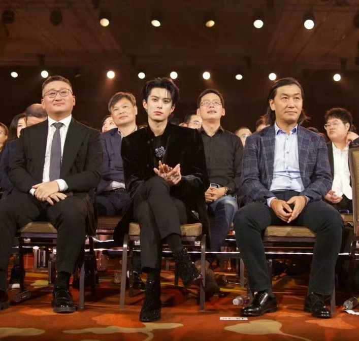 疑似王鹤棣网传女友去了演唱会不要再自己编故事了，图上女生跟自己对象一起去的也被拉