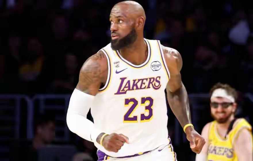 父与子，詹姆斯&布朗尼收官战高效合砍29分5板10助4断NBA布朗尼还得詹姆斯喂