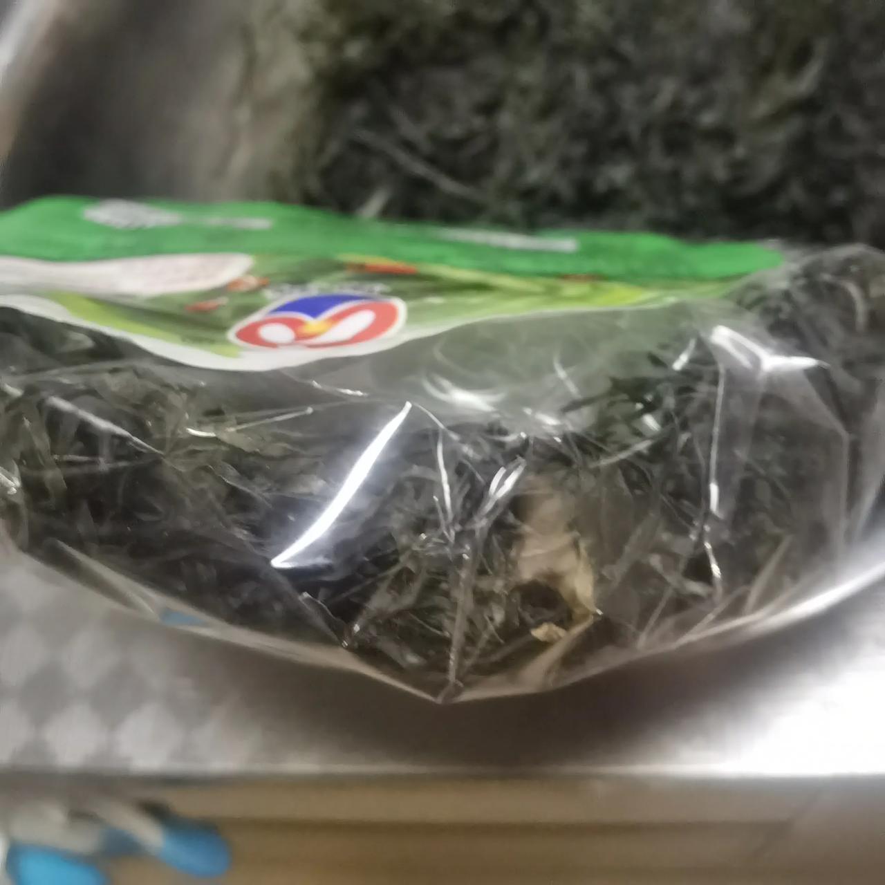 看看这个商家多会玩，为了让一包海带丝看起来显得多，掂起来显得重，竟然设法把一团塑