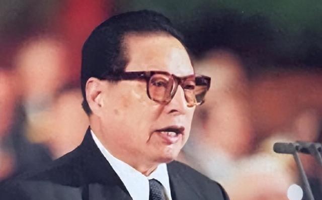 1987年11月2日，乔石当选中央纪委书记。新进常委的7个人里，有王德瑛和傅杰。