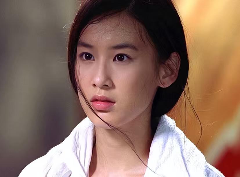 《再见爱人4》里那个唯唯诺诺的黄圣依，离婚才1年，直接杀疯了。

以前在杨子面前