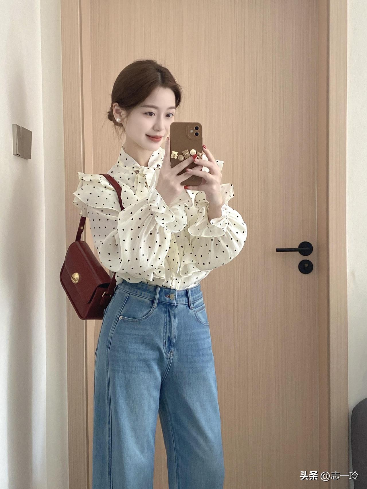 温柔甜美的穿搭，白色波点衬衫+高腰牛仔裤，清新自然！