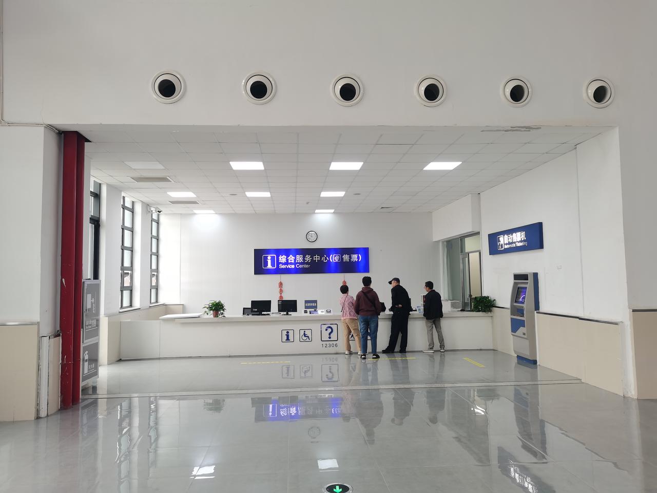 ​       一个售票员每天在嗓子嘶哑的前提下，要卖出上千张火车票。金嗓子喉片