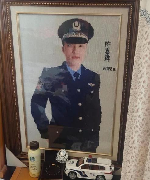 江苏一女子，儿子因公牺牲，她伤心欲绝，每天以泪洗面。一天，她在商场，突然看到儿子