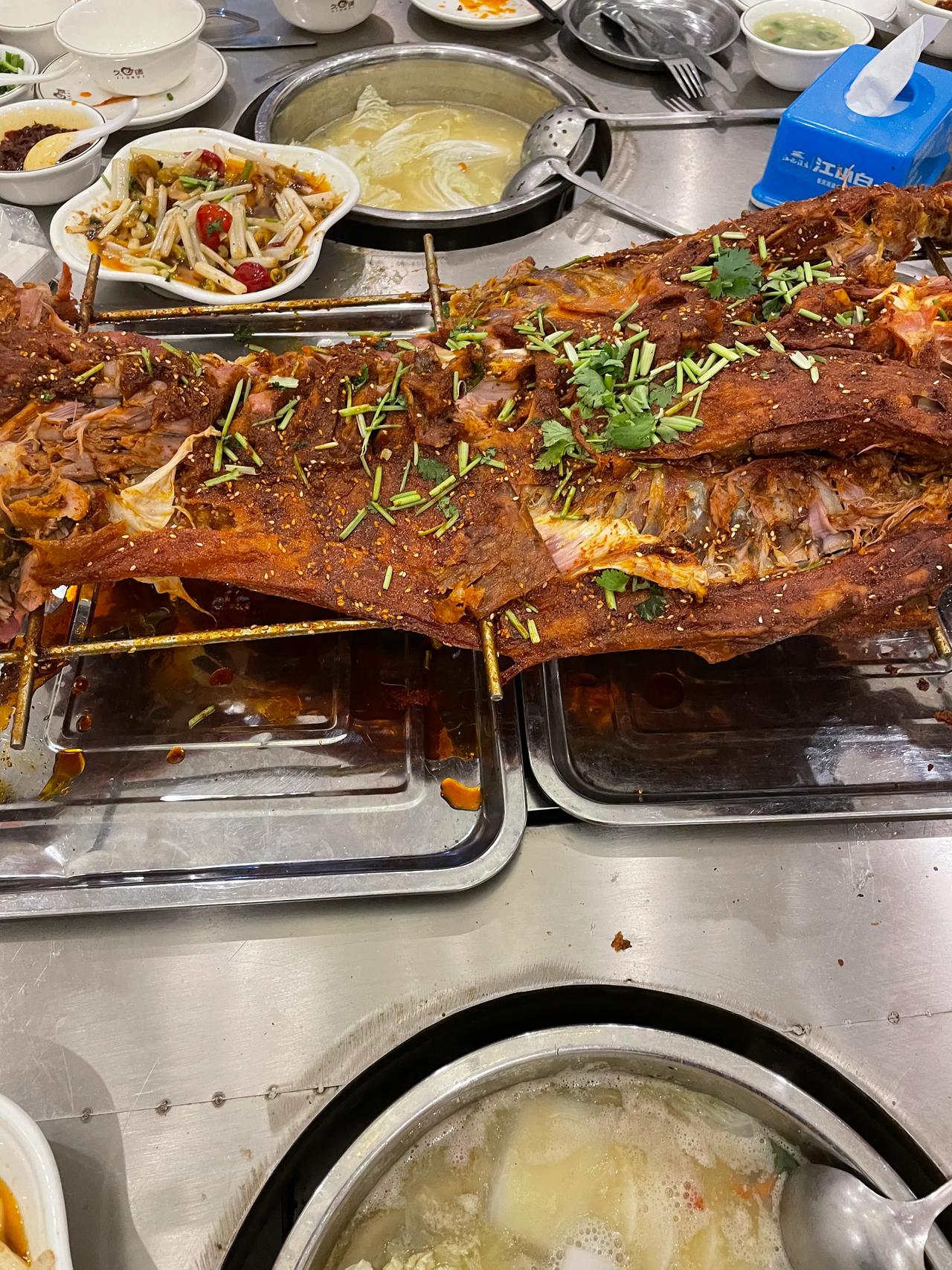 吃烤全羊
         ——南木子
秋末初冬烤全羊，
美味佳肴满屋香。
兄弟