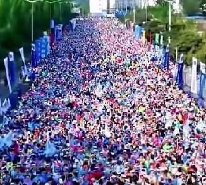 西安马拉松赛，李华冲进了终点，没见到往年那些国外高手，周围一下子热闹起来。他喘着