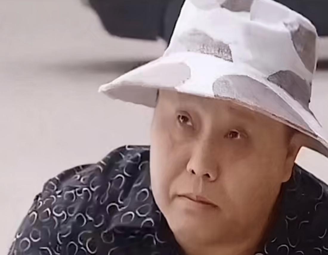 有一次，大雾天气
记者采访一位老人
记者：大妈请问这种大雾天给你生活带来的影响大