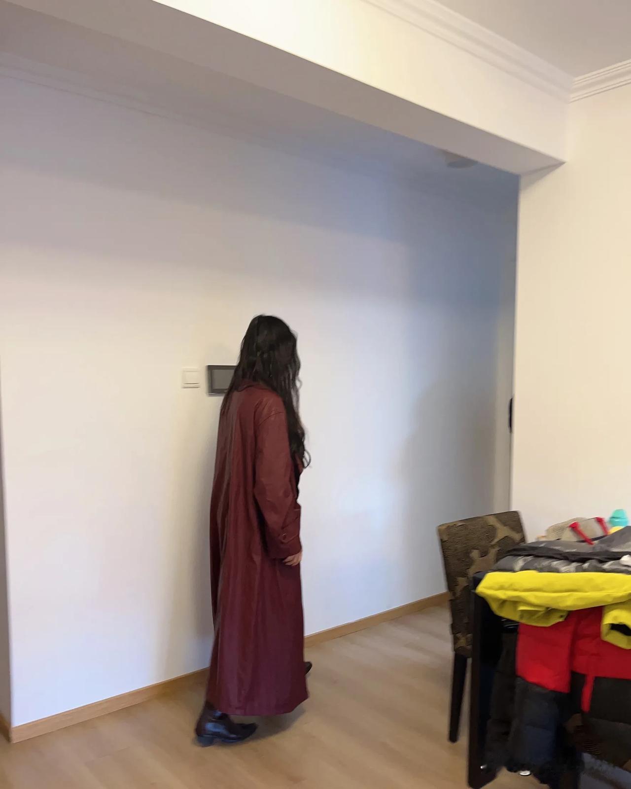 下午我们先到的，等了女孩一会儿，她和中介一起去了

就一个人住，她说她从不做饭，