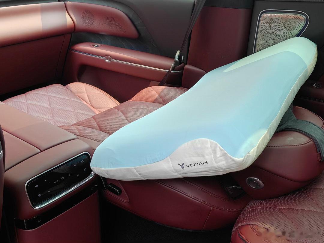 泰山X8的内装越来越谜…..早前都在强调“庭院级”，超级宽阔的车厢空间坐进去会很