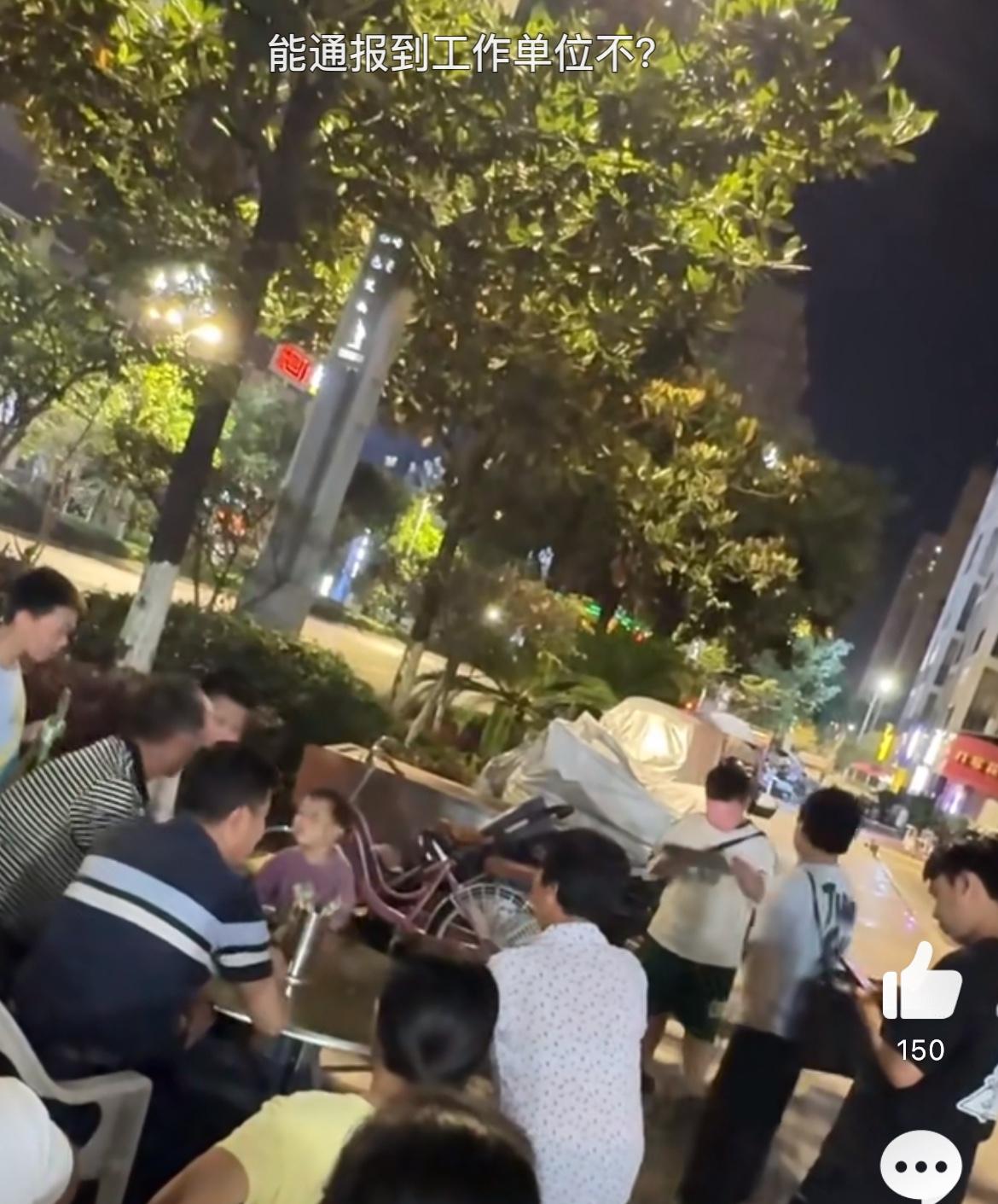 两大人街头吃2根冰棍不给钱，捉弄小孩再送三根，无耻嘴脸又一次刷新下限。三个打暑假