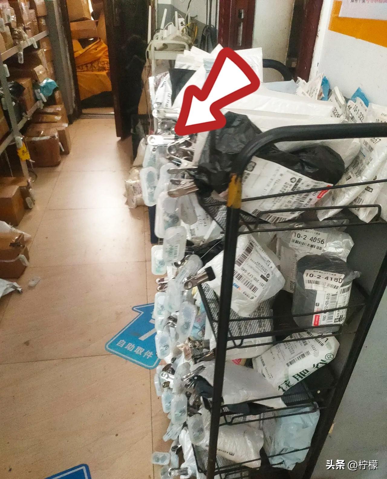 现在取快递又出新招了。
以前取快递只要有取件码，家里人都可以帮忙去取，自己拿着取