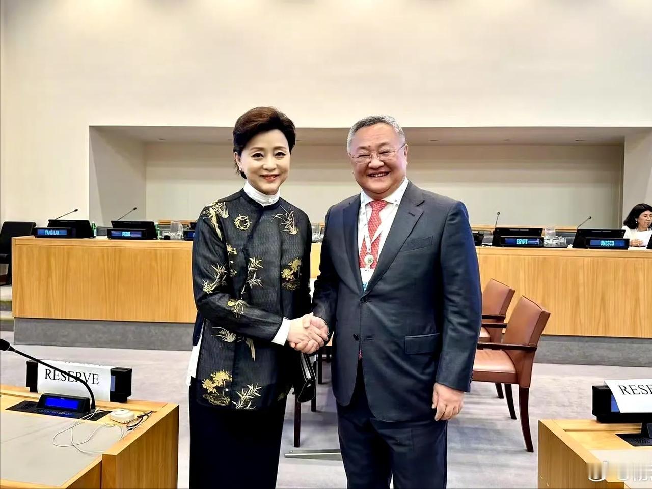 同是嫁给亿万富豪的“央视一姐”，她却比董卿聪明太多了！巅峰时离开央视，从此人生如