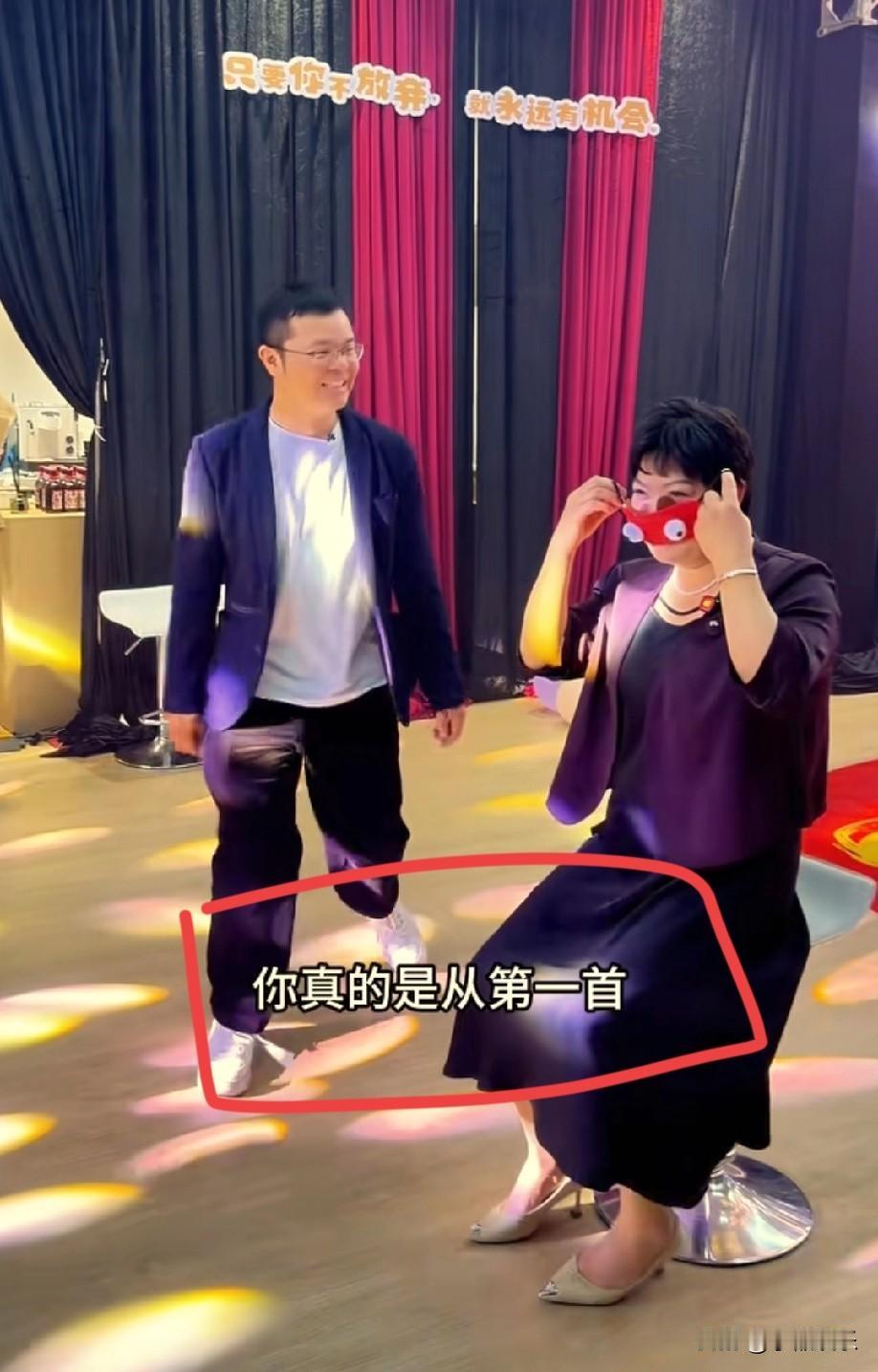 胖阿姨翻身大舞台倔强的不肯不转身，金哥紧急救场，提醒胖阿姨这是最后一首了。

当