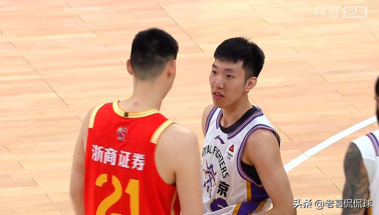 在今天浙江浙商证券主场迎战北京控股的赛前，发生了特别温馨的一幕。在比赛开始之前，