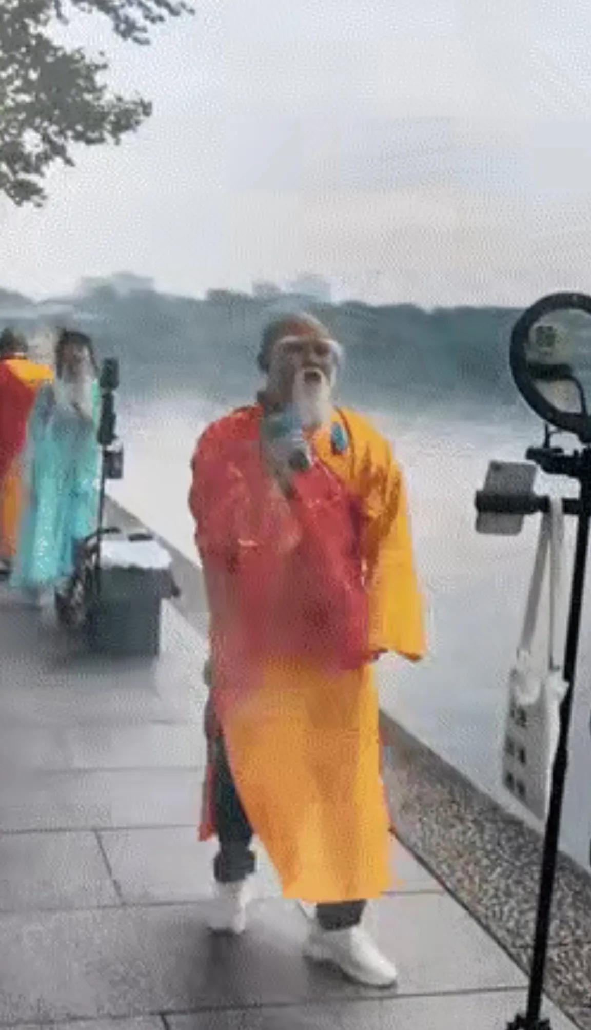 看来
雷峰塔是镇不住此等妖孽了