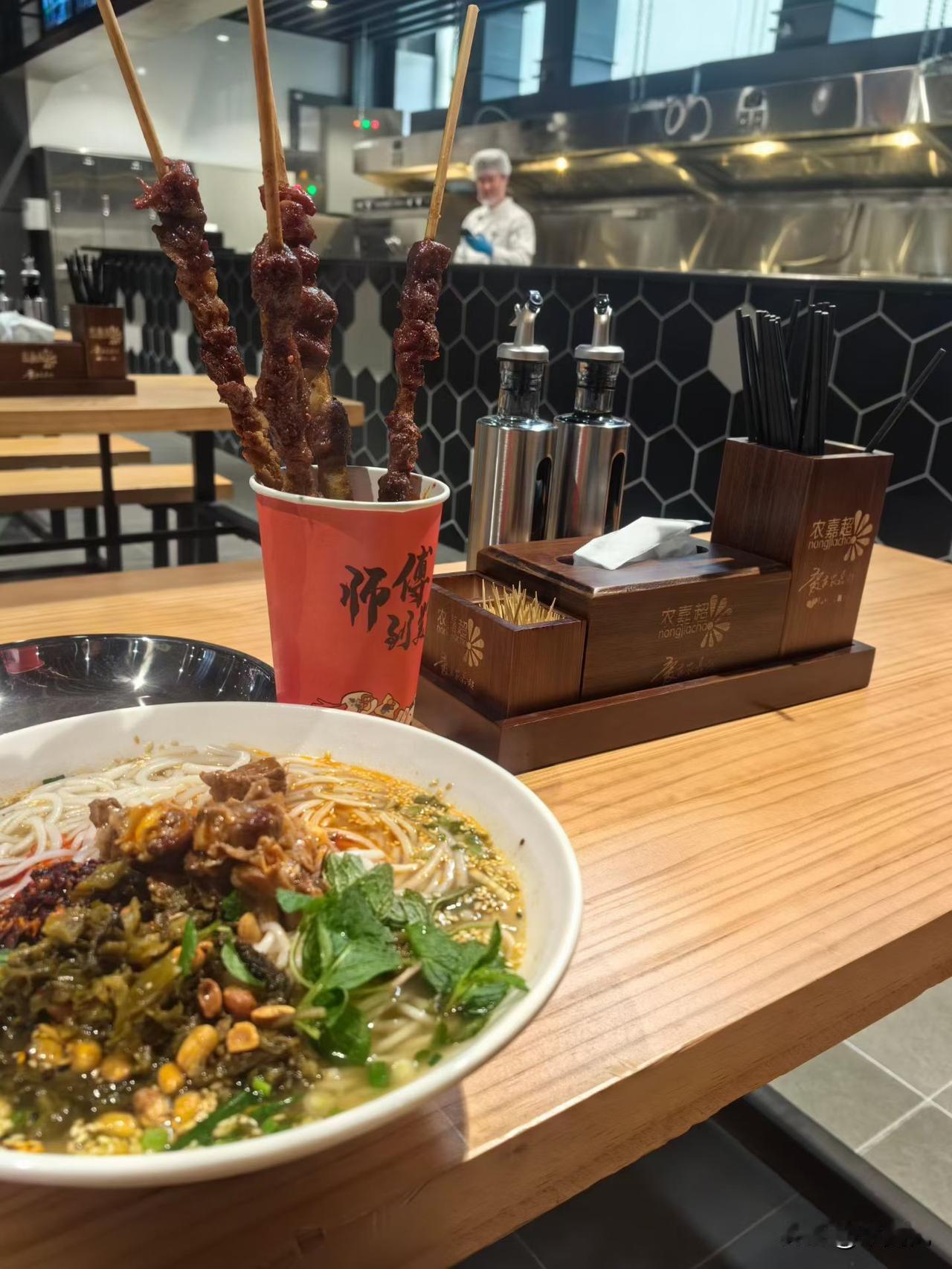 这几天一上网页，随机映入眼帘的都是关于李亚鹏的事情。也可能经济的低迷和人们的焦虑