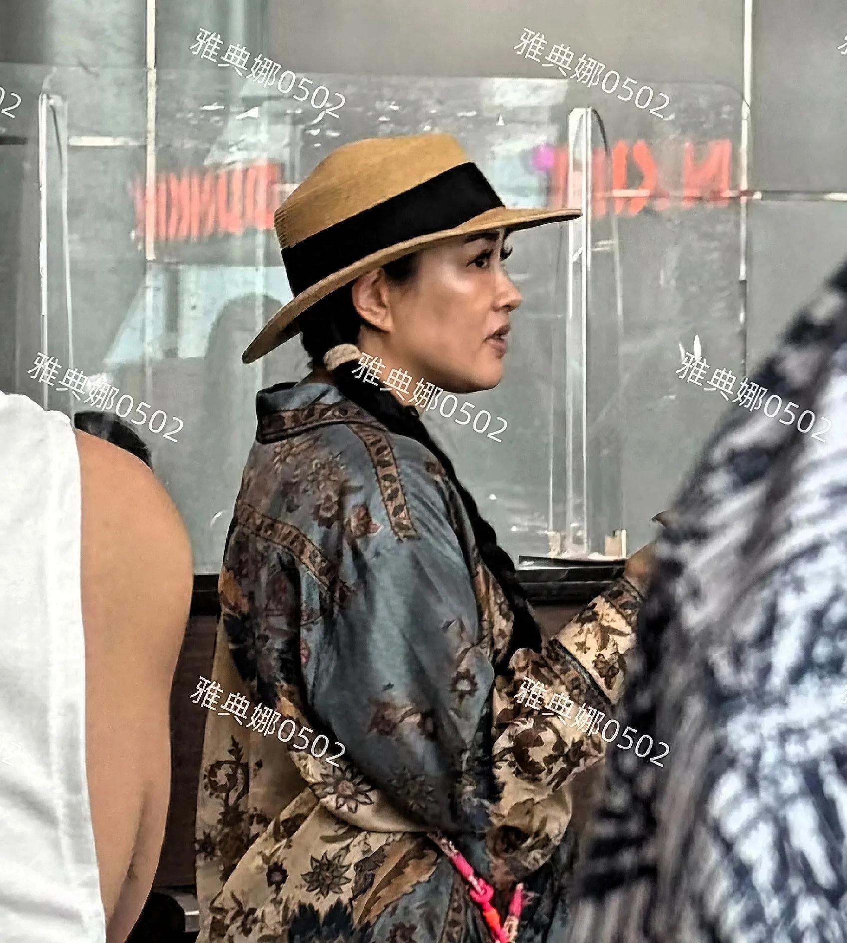 钟丽缇一家结束马来西亚度假返国，现身亚庇机场。尽管离开美颜滤镜，她身材匀称但皮肤