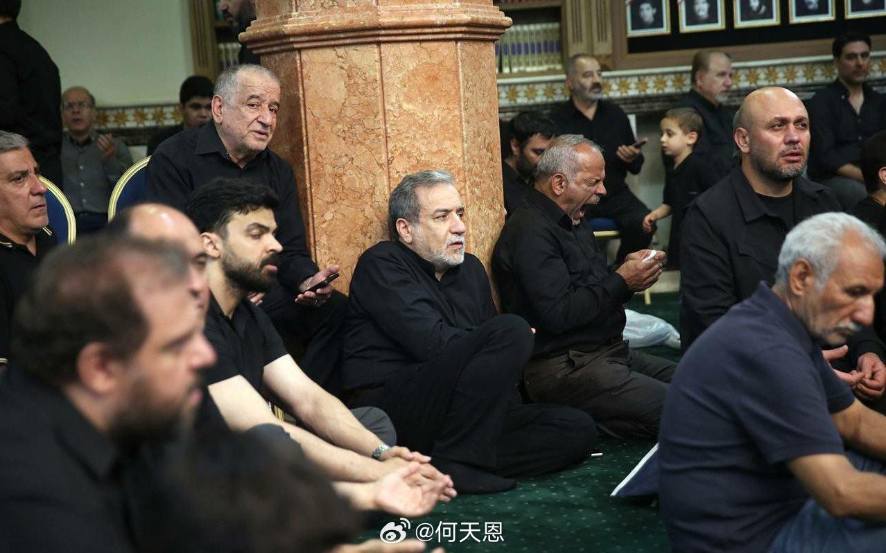 伊朗外交部长阿巴斯·阿拉格齐博士在贾姆卡兰大清真寺出席阿舒拉节之夜的侯赛尼哀悼仪