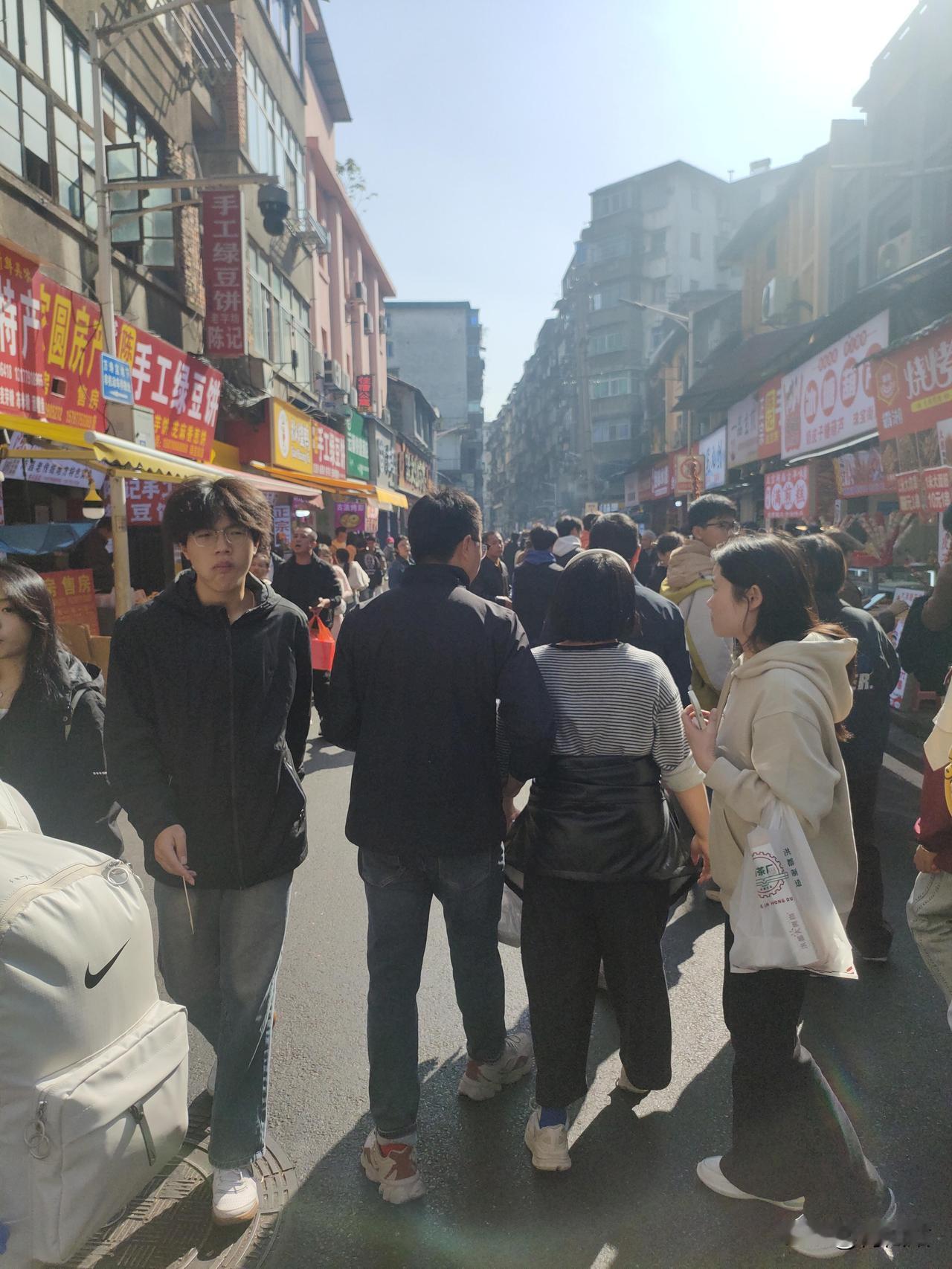 谁懂啊！万寿宫这美食街，人挤人挤到鞋跟被踩掉，我还是舍不得走。
 
刚进巷口就被