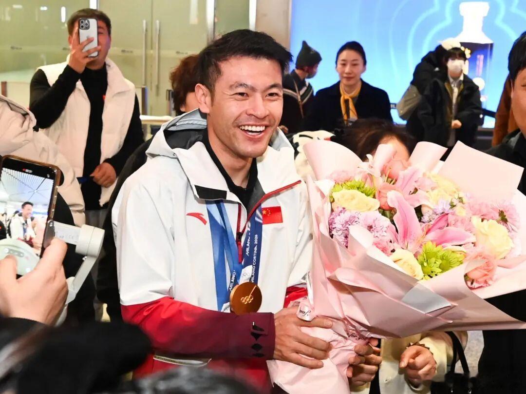 16日上午，米兰冬奥会速度滑冰男子1500米金牌得主宁忠岩载誉回到家乡黑龙江。在
