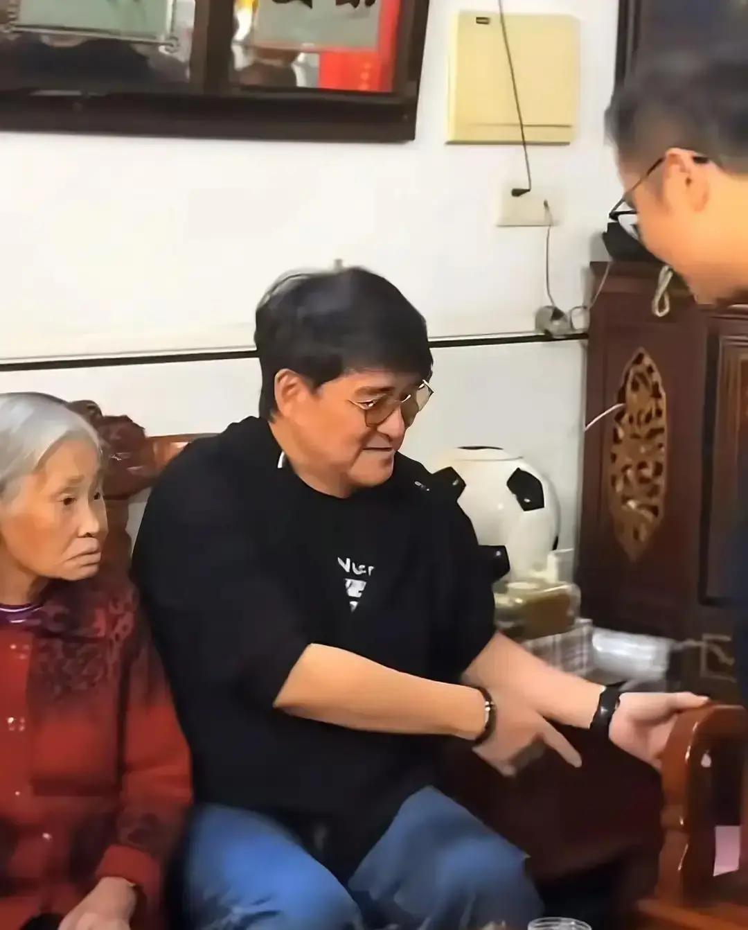 周华健汕头演唱会开场，不亮聚光灯先挂祠堂搬来的“周”字灯笼——台下六万观众突然用