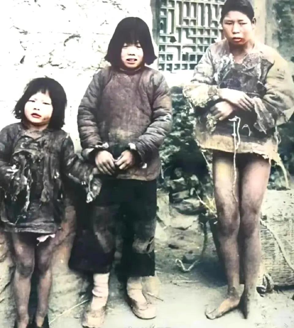 1939年，三个贫农家的孩子，不仅家徒四壁，而且衣不蔽体，面对镜头的是三个姐妹，