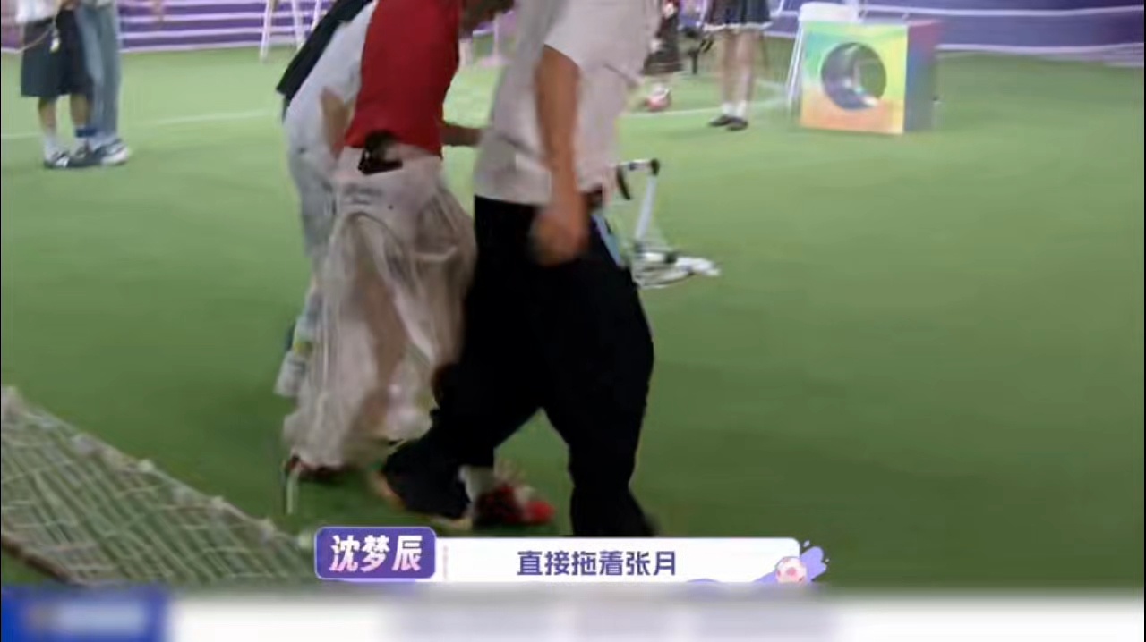 张月王濛对抗路来的做王濛踢球人形挂件张月武艺共情了 笑发财了！！两人三足秒变“王