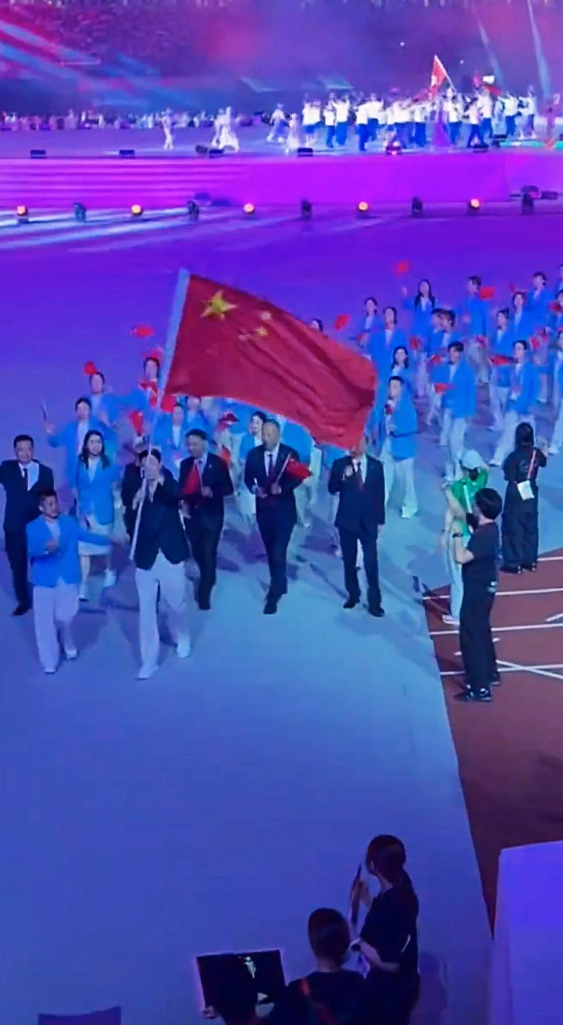 不一样的视角，网友现场实拍，名古屋亚运中国代表团入场瞬间。
流光璀璨，五星红旗迎