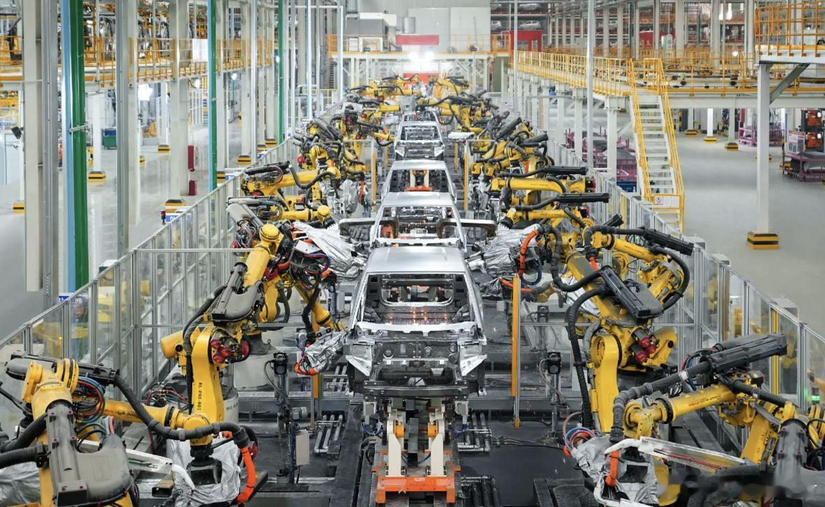 历史性时刻！新能源汽车销量占比首超50%！11月11日，中国汽车工业协会发布的一