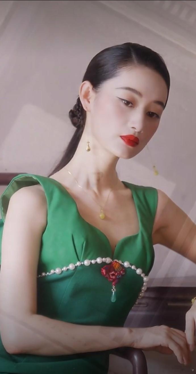 第一次对建模脸有了实感 看到郭晓婷才知道，原来建模脸真的存在于现实！流畅的脸部线