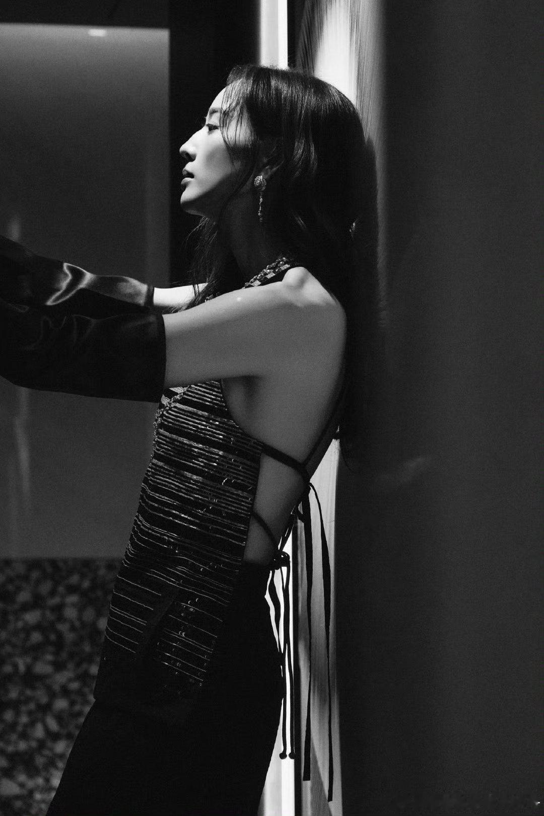 谁被张钧甯的背杀戳中！线条流畅又欲又高级，美到让人想求一碗丝瓜汤，这身材管理绝了