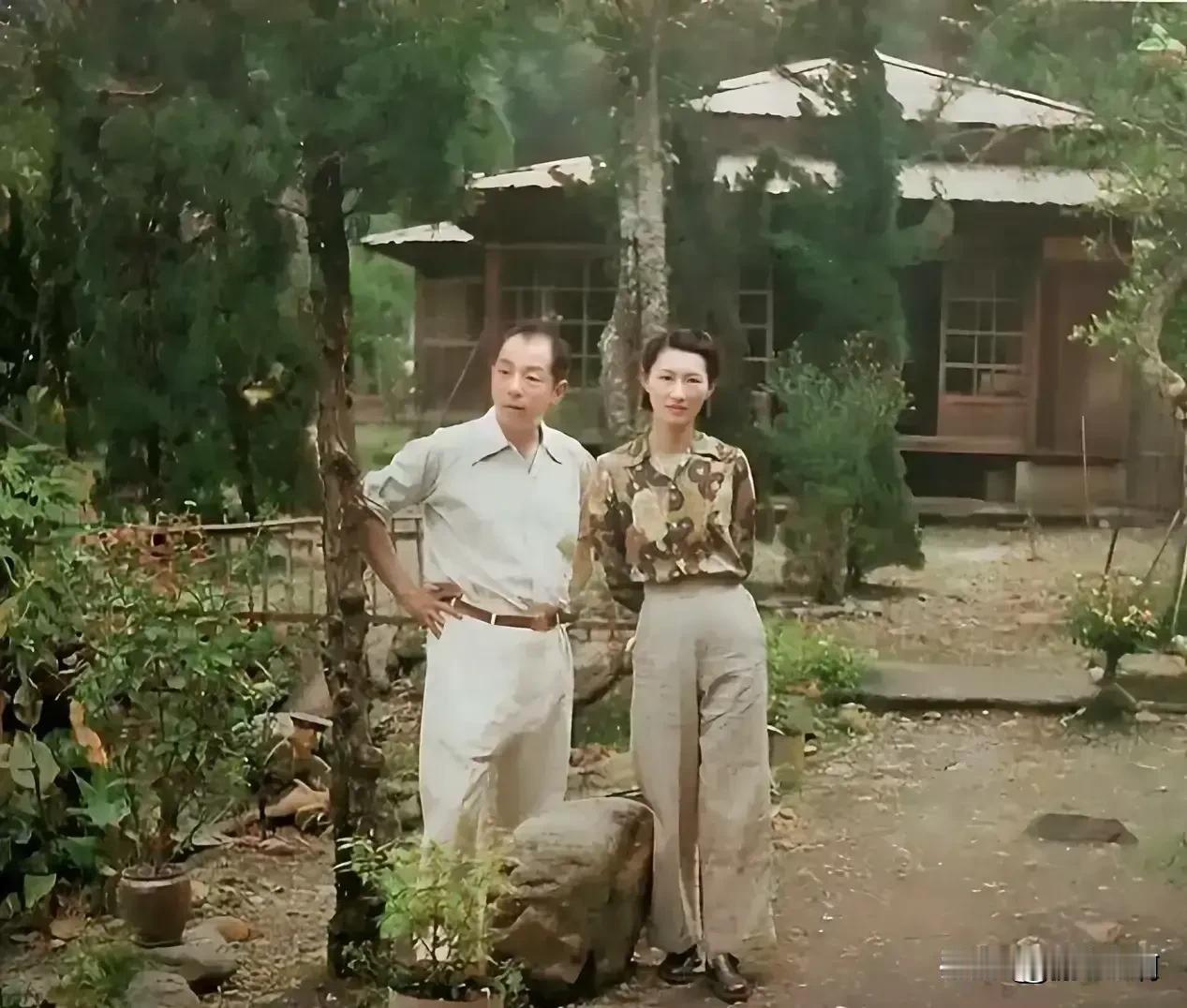 都说赵四小姐漂亮我看长得也就那么回事，知道旁边那个秃顶男人是谁吗？哎吆，张跑跑[