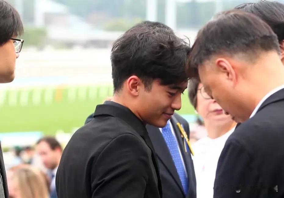 谢霆锋张柏芝大儿子出现在马场
小伙子侧面看真的跟父亲年轻时候好像
如今已经长大成