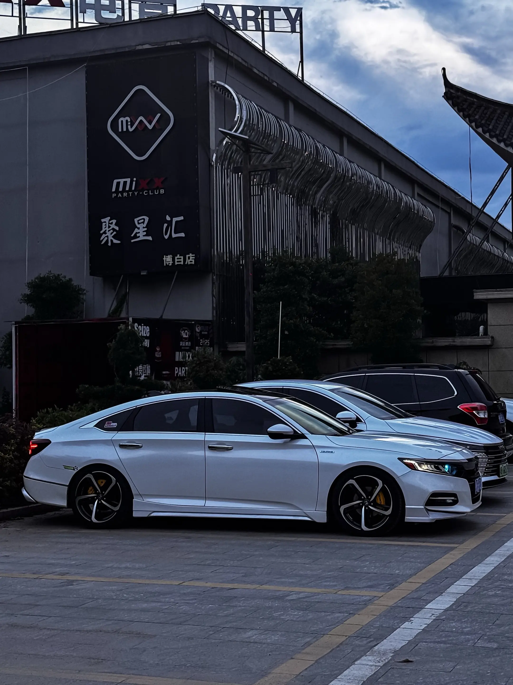 你也开始跟别人数落我的不好 可你曾经也笑眯眯的看着我说我是最好的，我说的是车