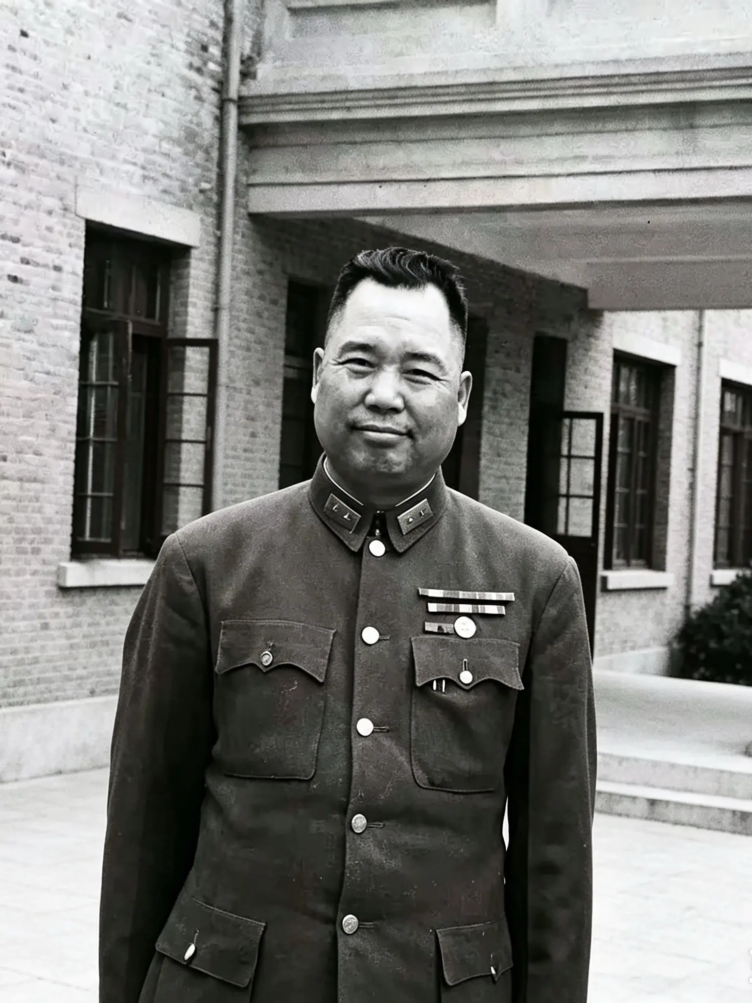 1946年关麟征将军成都留影。