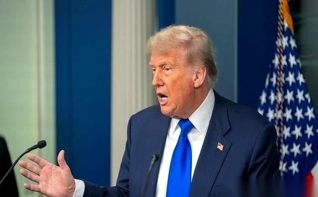 这世界最大的一个“看走眼”，可能就是把特朗普当成了一个没脑子的疯子。
媒体天天追