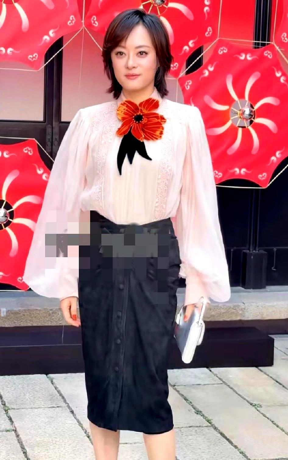 巴黎那身白衫黑裙一出，网友齐喊：这才是孙俪！松弛、干净、高级。可翻回前阵子的花衬