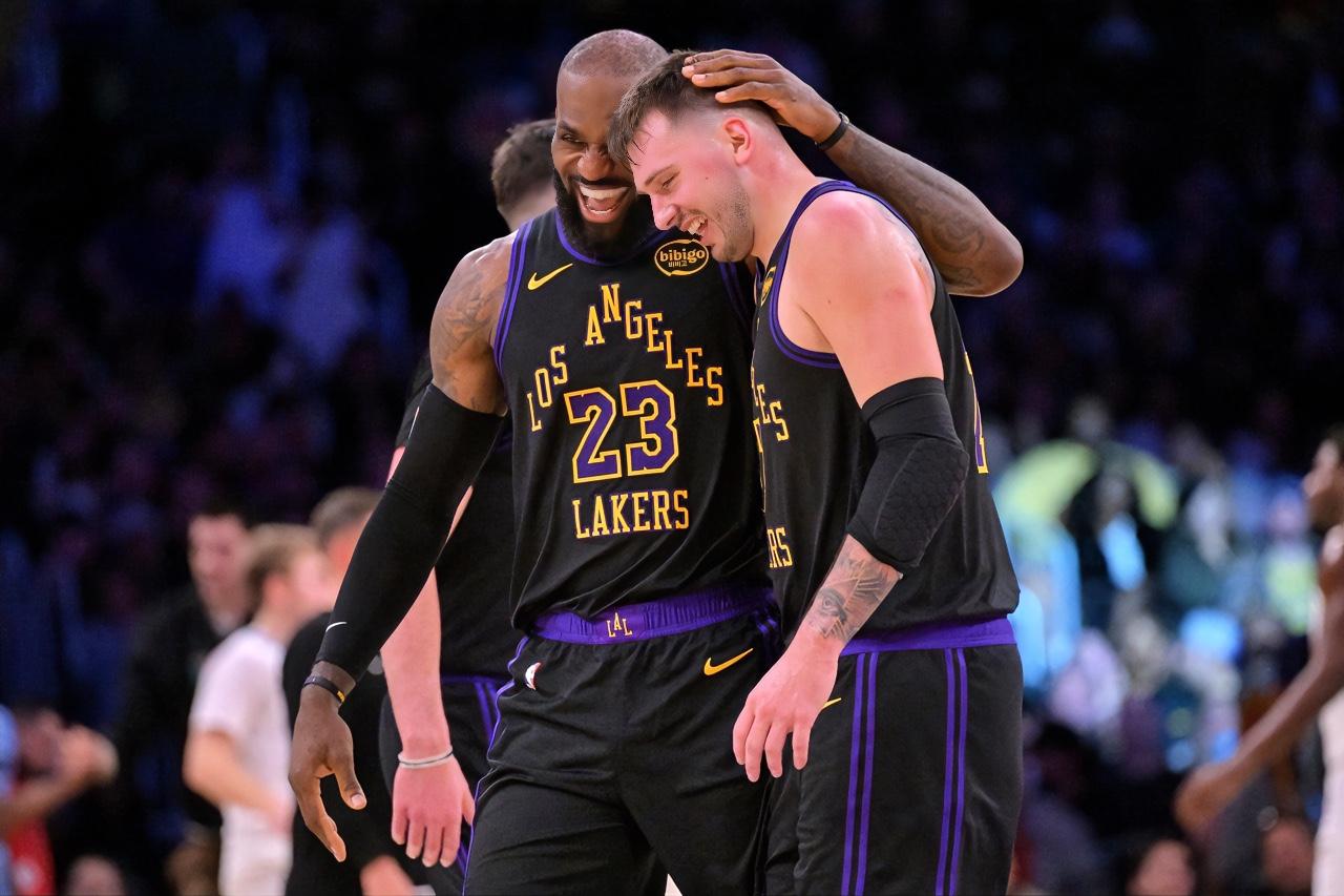 詹姆斯：东胖子，你这跟女友分手后，彻底暴走啦？？？场均得分奔40+去啦？？？
东