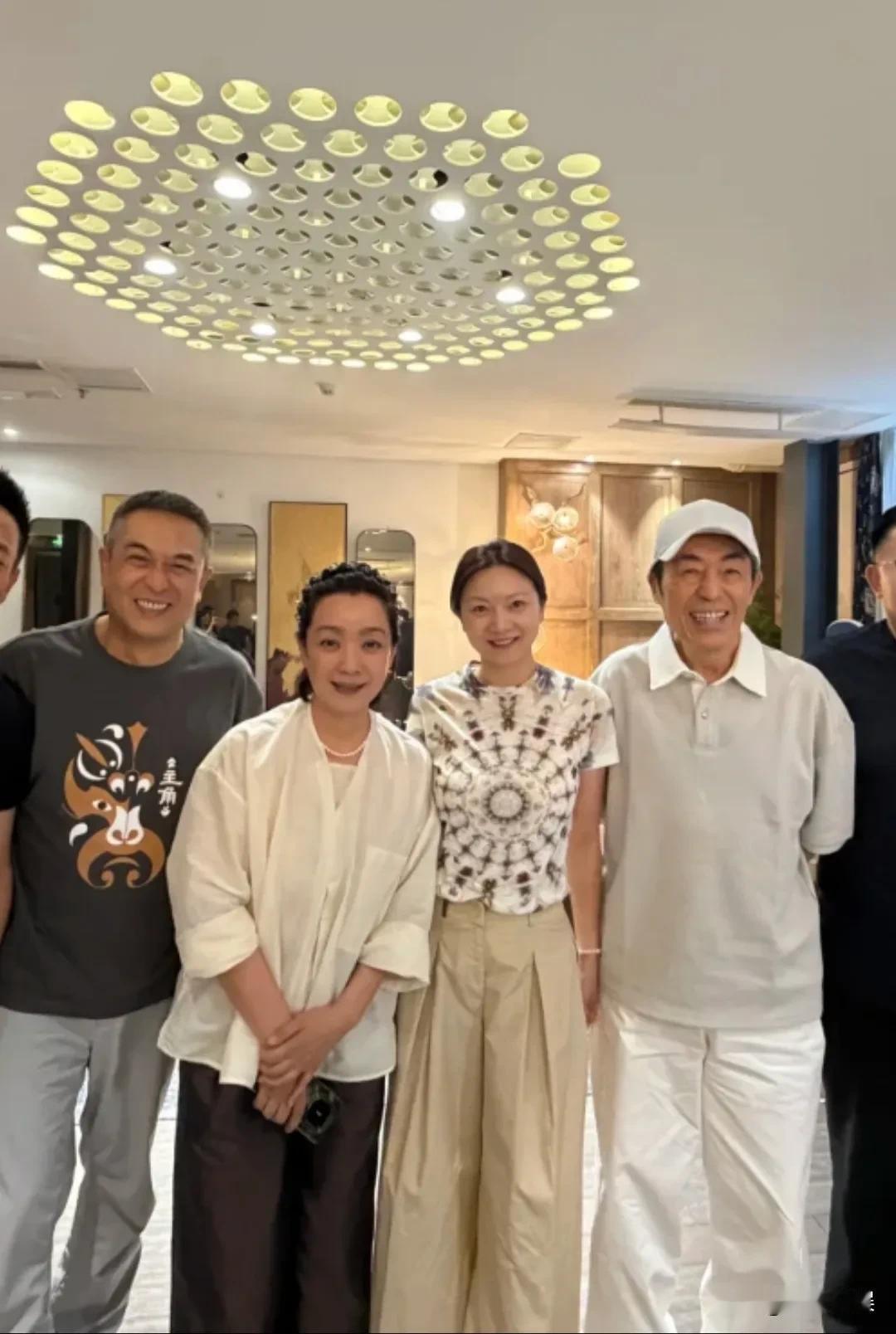 这是什么神奇的缘分，张艺谋带着老婆陈婷和张嘉译夫妻俩同框了！
电视剧《主角》团队