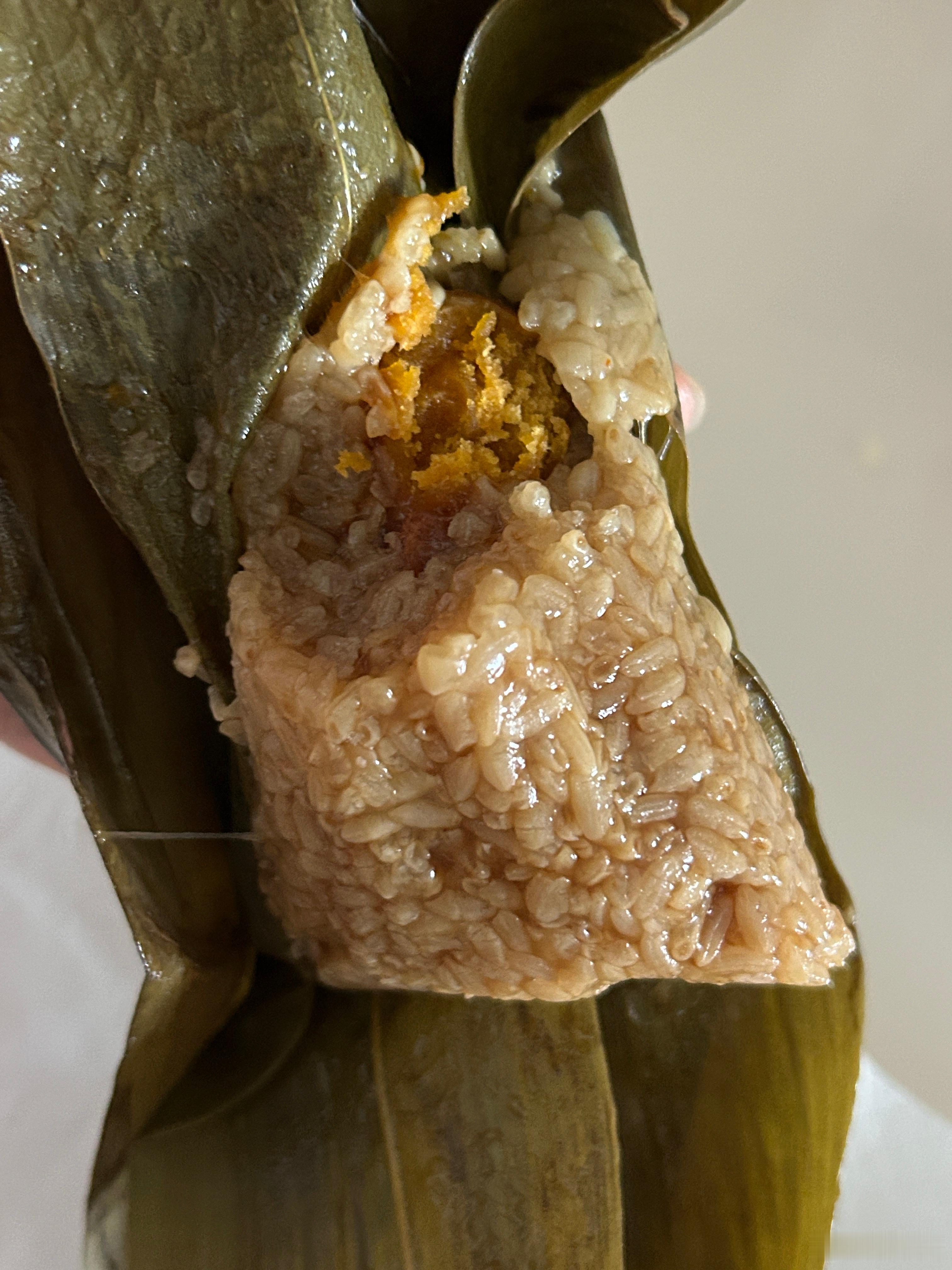 吃了个蛋黄肉粽，我喜欢这种开盲盒的感觉～ 