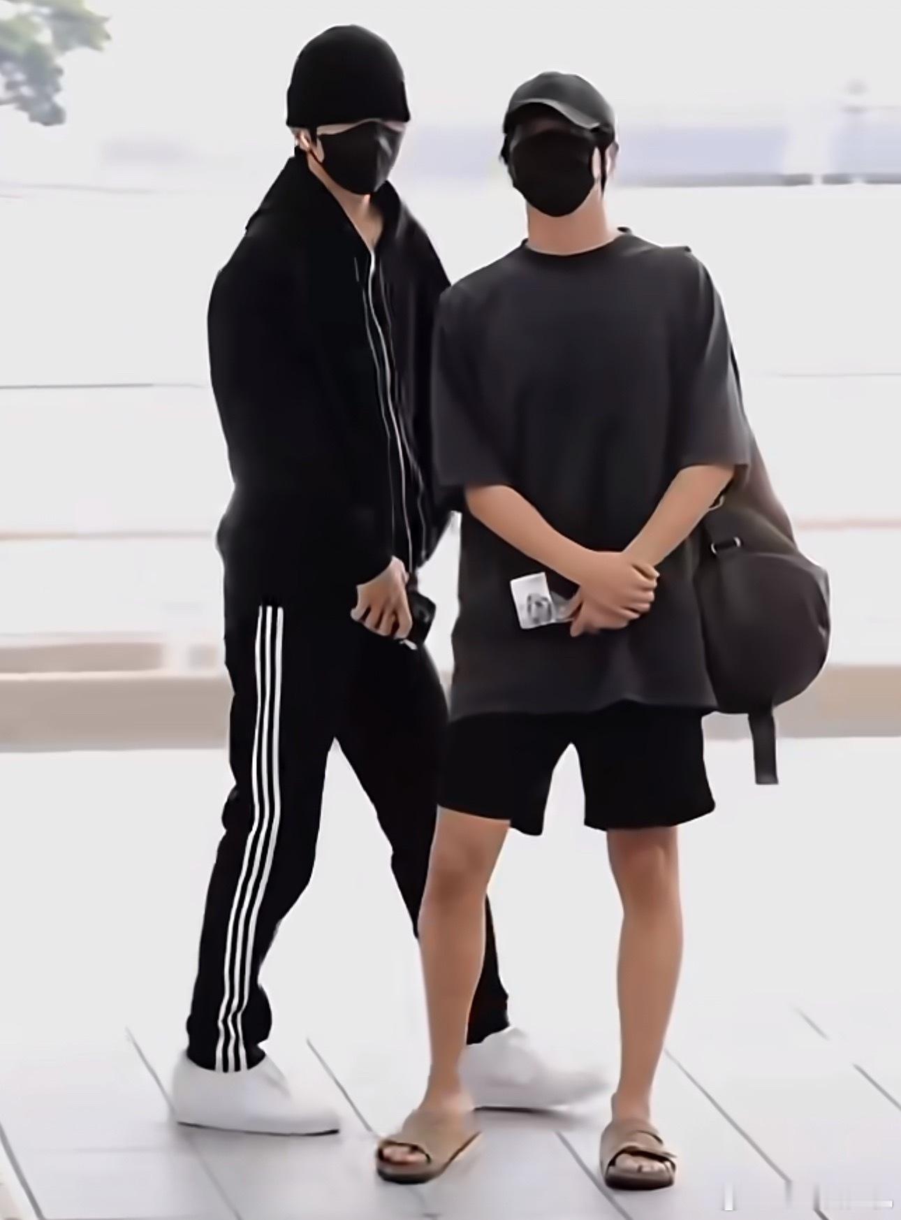 朴志晟想偷李楷灿拖鞋 ​​​