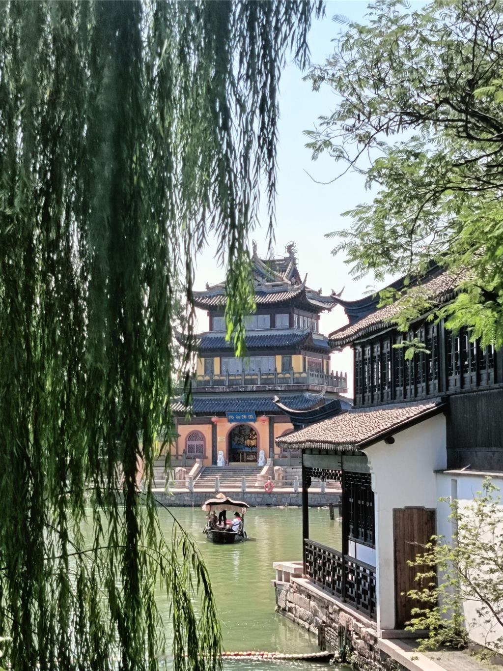 英九基金会旗下的“大九学堂”组织了32位青年学员，在执行长萧旭岑的带领下，开启了