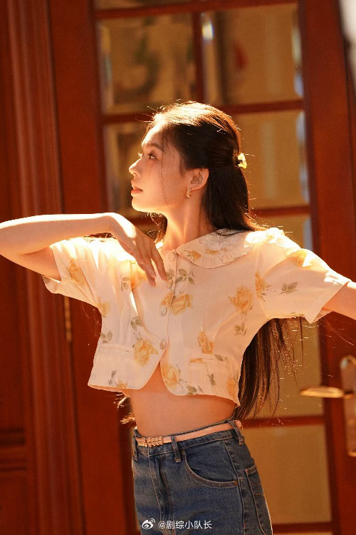 林允新剧好敢演 跳舞回眸那个镜头有多美，背后的故事就有多疼。沈冉冉笑着说不舒服没