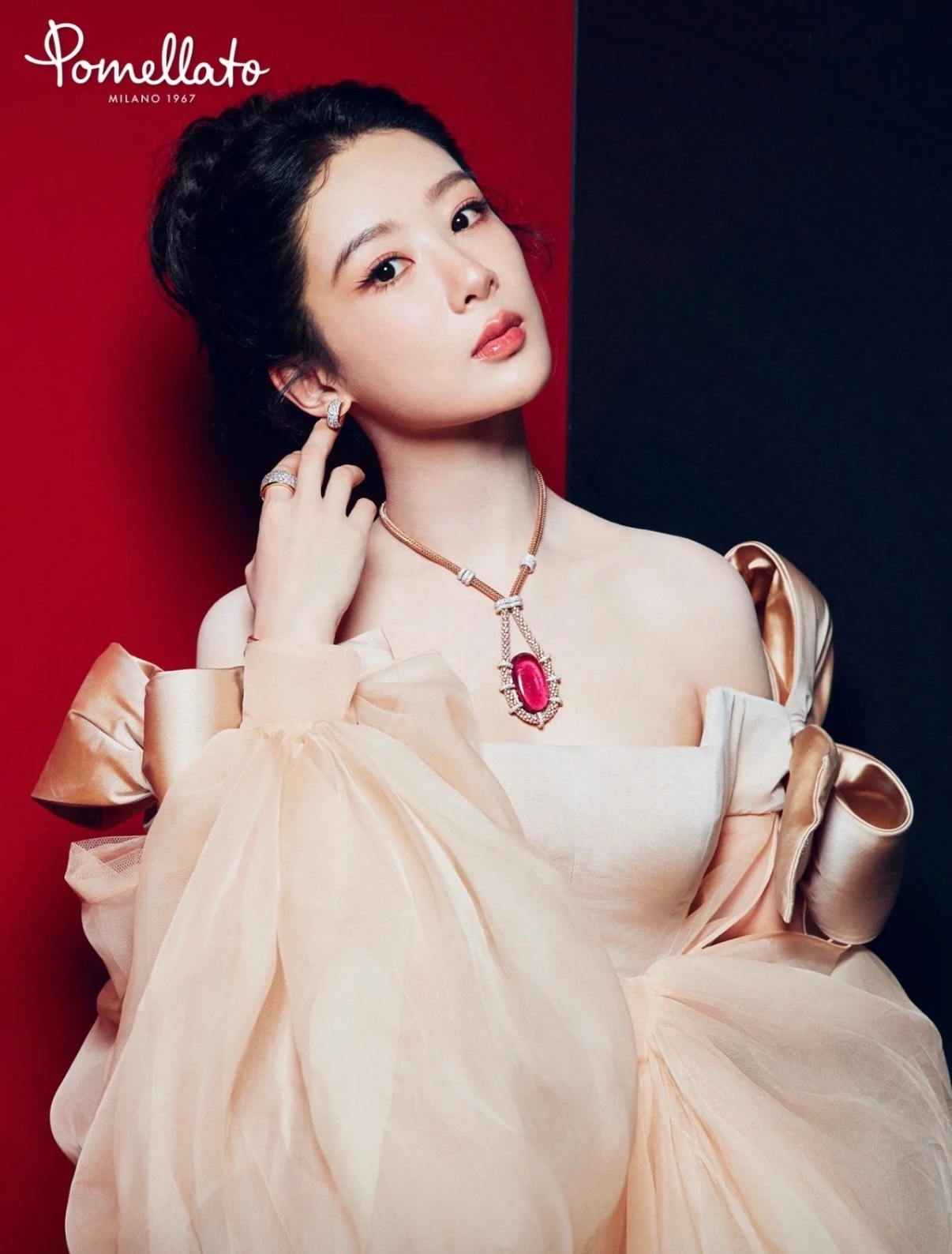 这热搜词条挺无语的 杨紫拿白玉兰视后是靠作品和演技实打实拼来的，不欠任何人。反倒