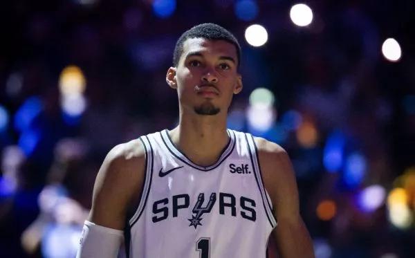 文班亚马实在太过出色，仅时隔两天，便刷新了NBA 77年来的历史纪录。今天对阵开