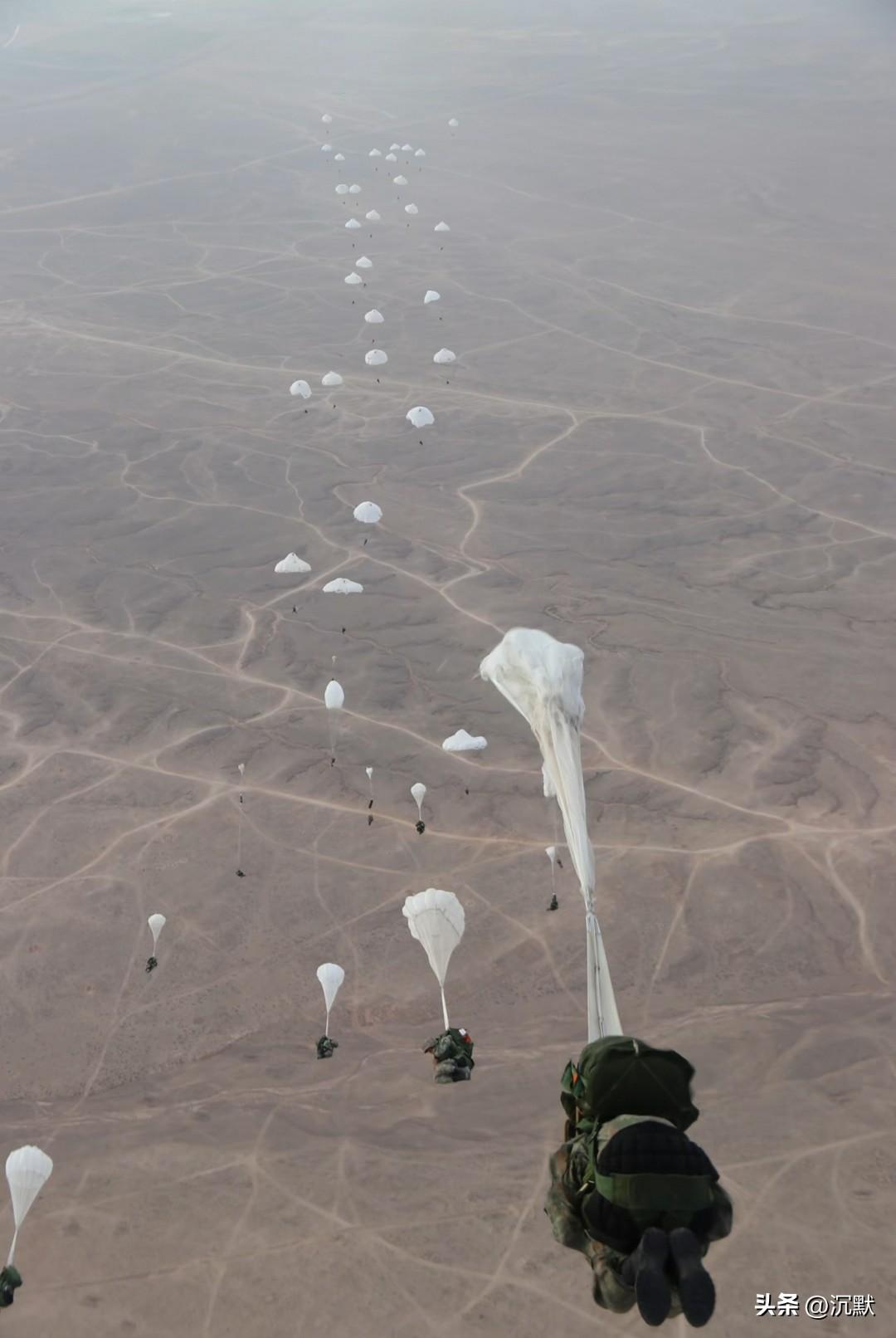 【科幻大片！！！——运20大规模空投伞兵】