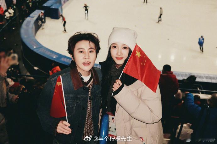 王濛和关晓彤合照 这又是什么样的双向奔赴啊！两个人的梦幻联动是谁的次元壁又破了！