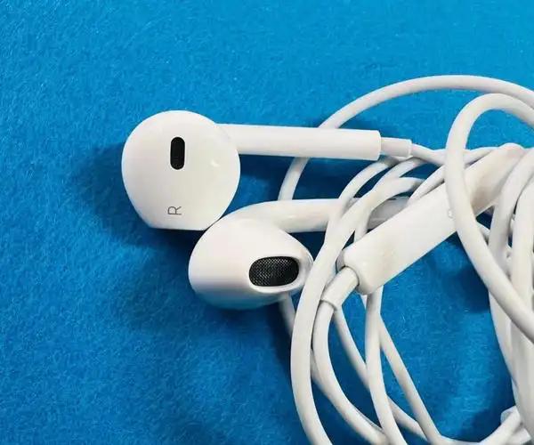 到底是谁“取消”了有线耳机？这个问题，表面看似简单，却隐藏着一场关于科技、市场和